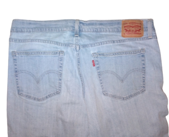 Levis Boyfriend Jeans In Lightwash Blue With Diatressing/Small Rips Size 32/14 - Picture 7 of 13